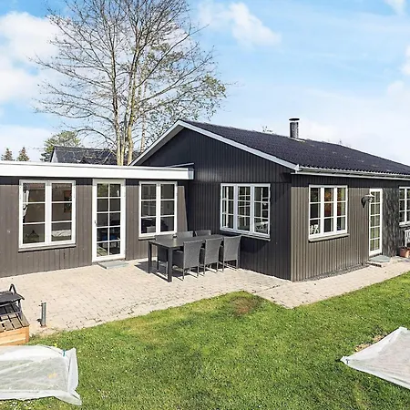 Cozy Summer House Near